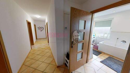 Flur mit Zugang zum Tageslichtbad - 