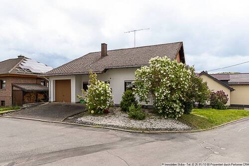 Haus auf Eckgrundstück - 4 Zimmer Einfamilienhaus in Uersfeld