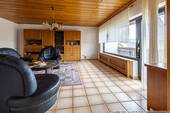 Wohnzimmer mit Balkonzugang - 