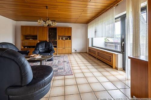 Wohnzimmer mit Balkonzugang - 