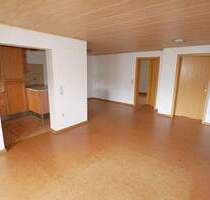 Großzügige 2-Zimmer-Wohnung mit Einbauküche und Balkon in Dörfles-Esbach