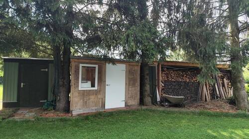 Nebengebäude und Holzlager - 