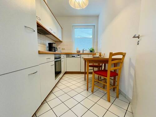 Küche mit kleiner Sitzgelegenheit - 