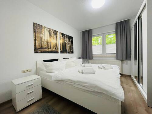 Schlafzimmer m. großem Schrank - 