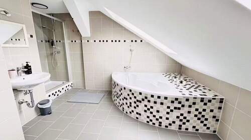 Bad mit Eckwanne & Dusche - 