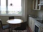 Küche mit Tisch und Stühlen - 