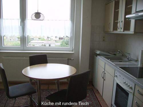 Küche mit Tisch und Stühlen - 