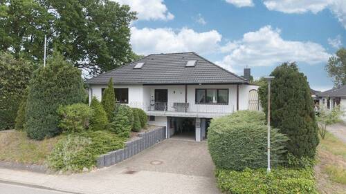 Straßenansicht - Klassiker mit umfassendem Raumangebot in ruhiger, grüner Lage von Helmstorf