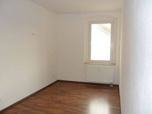 Schlafzimmer - 3-Zi.-Mietwohnung mit Balkon & Fahrstuhl (3. OG) - Riesa Zentrum - MW1x0206