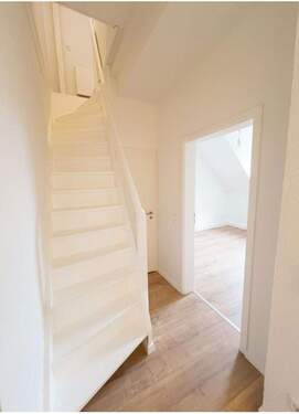 Flur mit Treppenaufgang - 