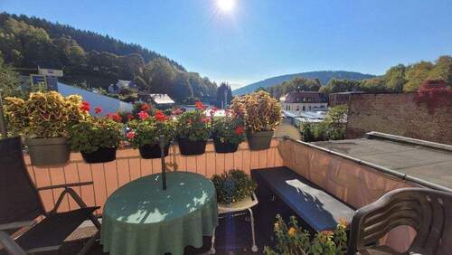 Terrasse mit Blick in die Berge - 