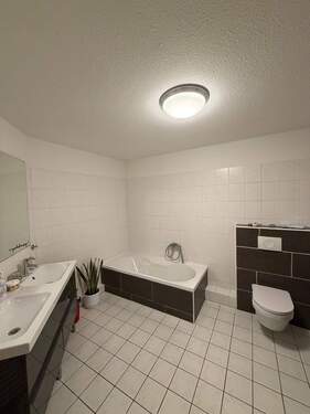 Badezimmer - 5 Zimmer Etagenwohnung in Elmshorn