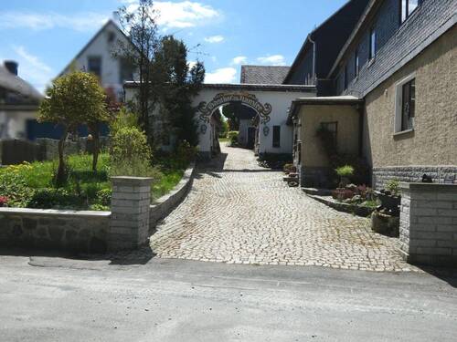 Einfahrt ins Grundstück - linksseitig kleiner Garten - rechts Wohnhaus - 