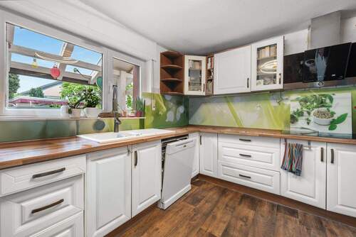 Helle und geräumige Küche - 