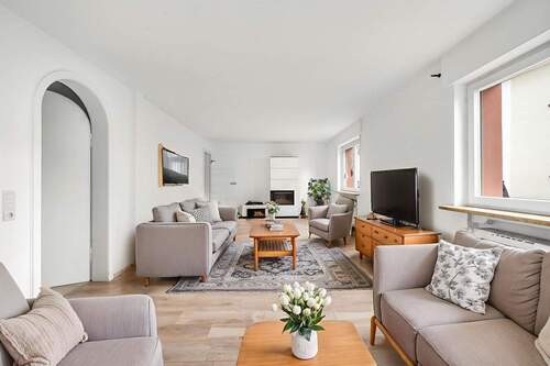 HELL: Wohn-/Esszimmer (Beispieleinrichtung) - 5 Zimmer Einfamilienhaus zum Kaufen in Mühlheim am Main