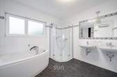 Tageslicht-Bad neben Master-Schlafzimmer - 