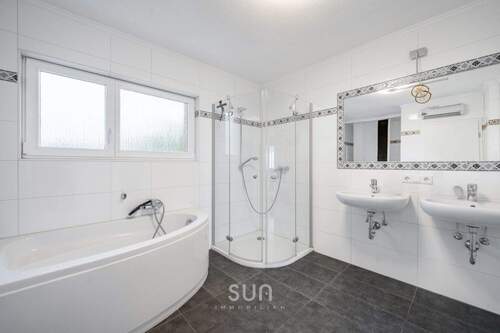 Tageslicht-Bad neben Master-Schlafzimmer - 