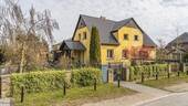 Blick auf das Haus - Familienparadies mit Extras: Saniertes Ein-Zweifamilienhaus mit Pool, Wintergarten und Einliegeroption