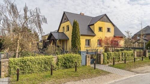 Blick auf das Haus - Familienparadies mit Extras: Saniertes Ein-Zweifamilienhaus mit Pool, Wintergarten und Einliegeroption