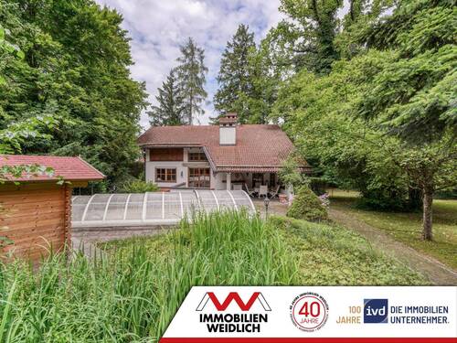 Südansicht mit Pool - Exklusives Landhaus mit Wellness-Oase und großem Garten