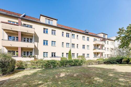 Hausansicht hinten - 2 Zimmer Etagenwohnung zum Kaufen in Berlin
