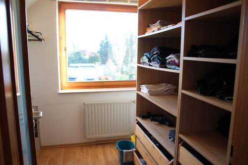 KLEINES ZIMMER / ANKLEIDE - 