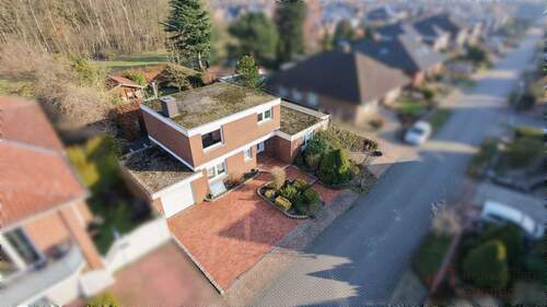 Luftaufnahme - +++RESERVIERT+++IMMOBILIEN GUMNIOR präsentiert: Flachdachbungalow in ruhiger, familienfreundlicher Wohnlage von St. Arnold