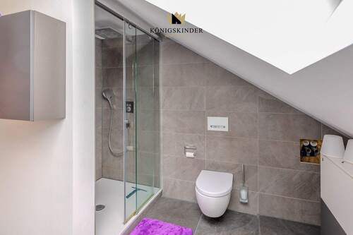 Großzügige Dusche mit moderner Fliesengestaltung (Wohneinheit 2) - 