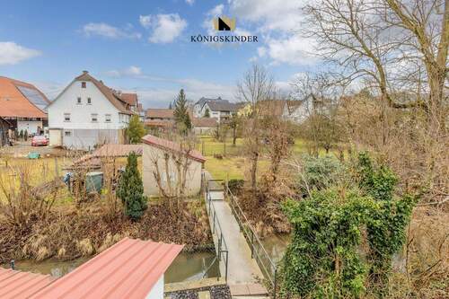 Idyllischer Gartenbereich mit Steg - 