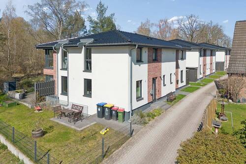 Auffahrt und seitliche Ansicht - 