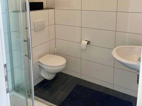 Badezimmer in der Wohnung im Erdgeschoss - 