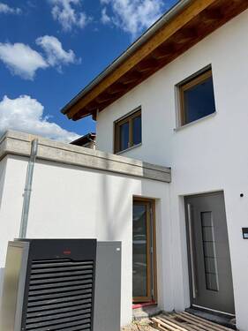 Außen DH links.jpg - Doppelhaushälfte im Ortskern - 2.150,00 EUR Kaltmiete, ca.  128,60 m² Wohnfläche