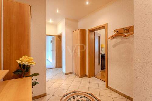 großer Flurbereich mit Mosaik Medaillon - 3 Zimmer Etagenwohnung in Berlin