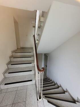 Einblick Treppenhaus - 2 Zimmer Etagenwohnung zur Miete in Hamburg
