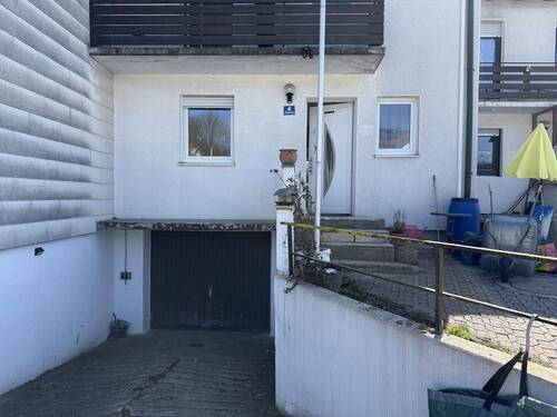 Einfahrt Garage - 4 Zimmer Reihenmittelhaus zum Kaufen in Stammham