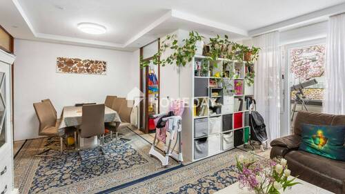 Wohnzimmer 2 - 4 Zimmer Etagenwohnung zum Kaufen in Bonn