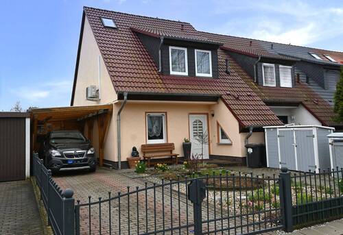 Vorderseite - Komfortables Reihenendhaus in ruhiger Lage Barleben