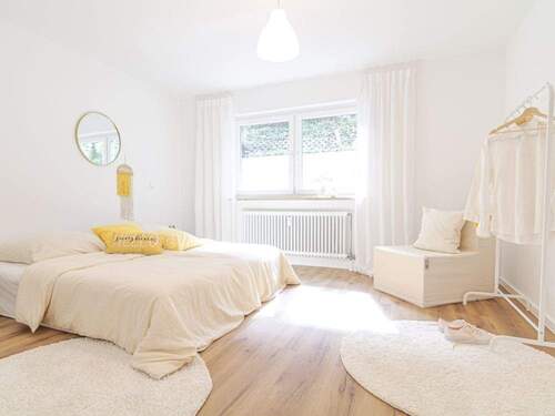 Lichtdurchflutetes Schlafzimmer - 3 Zimmer Etagenwohnung zum Kaufen in Inzlingen