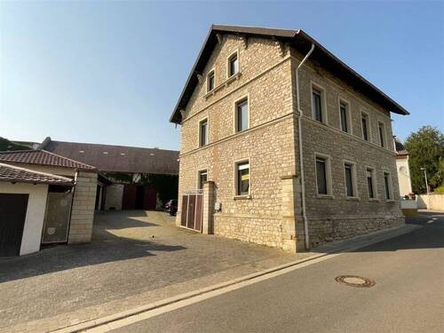 Ansicht STraße 2 - 9 Zimmer Bauernhaus, Landhaus zum Kaufen in Essenheim