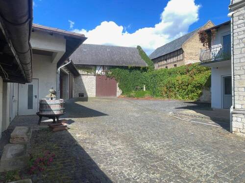 Hof von der Einfahrt - 9 Zimmer Bauernhaus, Landhaus in Essenheim