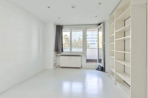 Kinder- oder Arbeitszimmer mit Balkon - 