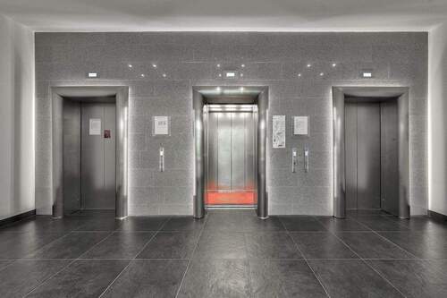 Fahrstühle im Hauseingangsbereich - Etagenwohnung mit 101,40 m&sup2; in Berlin / Mitte zum Kaufen