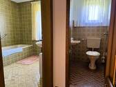 EG Blick auf Badezimmer und WC.JPG - 