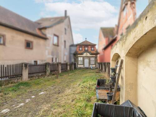 Barockes Gartenhaus mit PKW-St - 