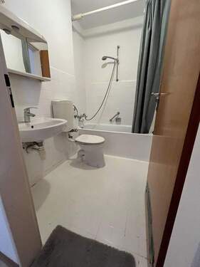 Badezimmer mit Badewanne - 