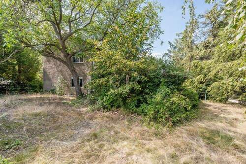 Tolles Entwicklungspotential auf großem (Bau-) Grundstück mit Zweifamilienhaus - 8 Zimmer Mehrfamilienhaus, Wohnhaus zum Kaufen in Berlin