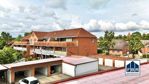 Blick auf die Wohnung und Garage - 3 Zimmer Etagenwohnung zum Kaufen in Lübow