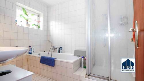 Badezimmer mit Dusche und Wanne - 