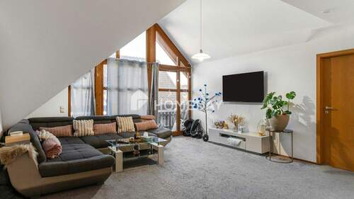 Wohnzimmer 1 - Einzugsbereit im Sommer: Dachgeschoss-Traum mit Südost-Ausrichtung, hohen Decken und eigenem Carport