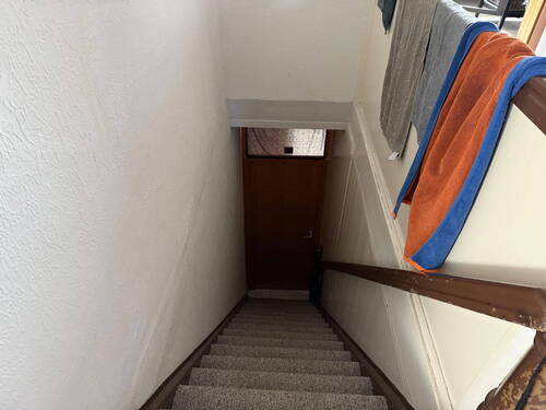 Treppe zur Wohnung oben - 